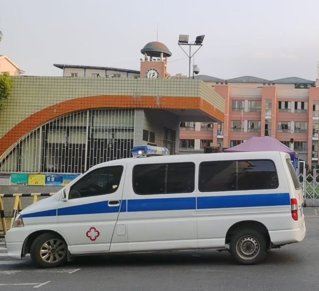 靖西救护车出租护送骨折病人一公里多少钱